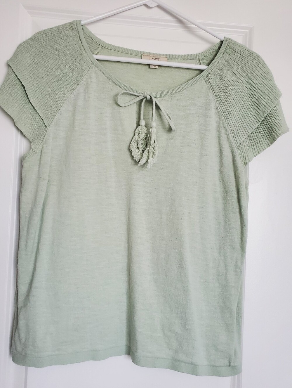 Mint green LOFT summer knit with pleated ruffle cap sleeves and a V-neck. Sz M